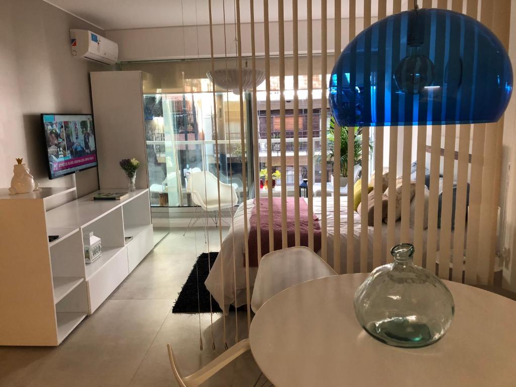 una sala da pranzo con un tavolo in vetro di Impecable monoambiente en Belgrano a Buenos Aires