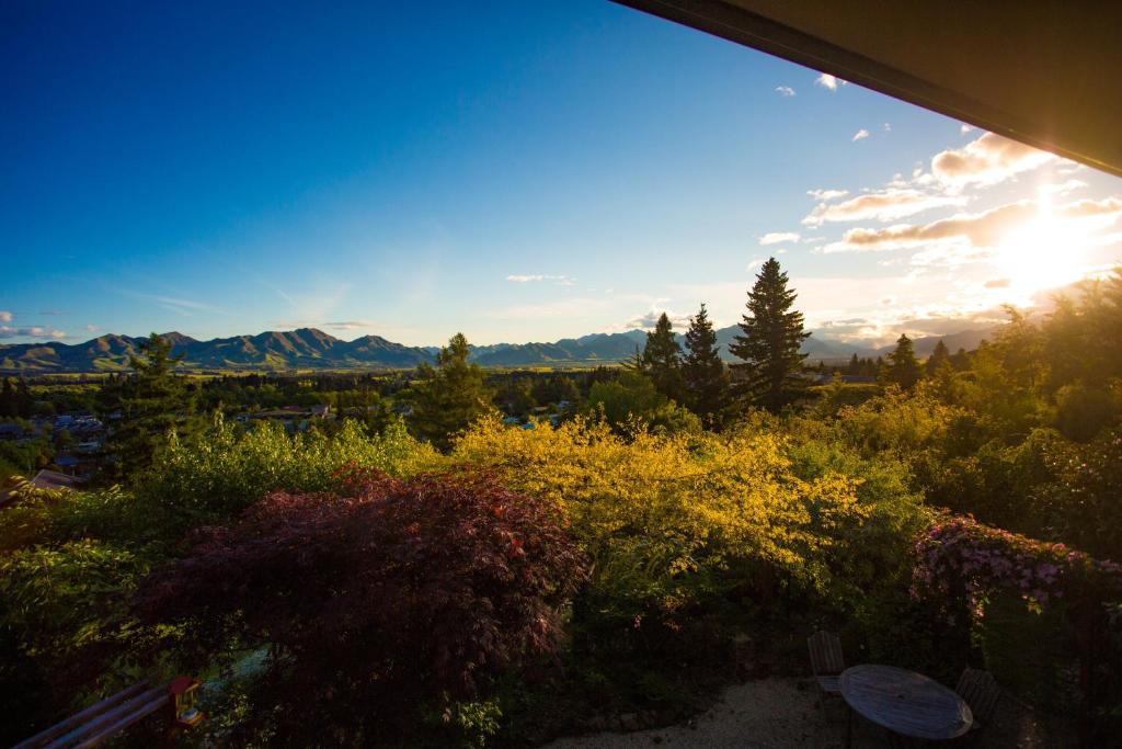 einen Blick auf die Berge von einem Fenster des Hauses in der Unterkunft 8 on Oregon Boutique Lodge in Hanmer Springs