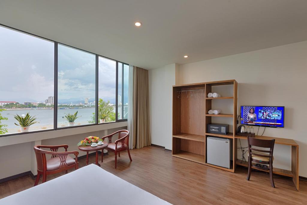 TV a/nebo společenská místnost v ubytování Vitalis Riverside Hotel