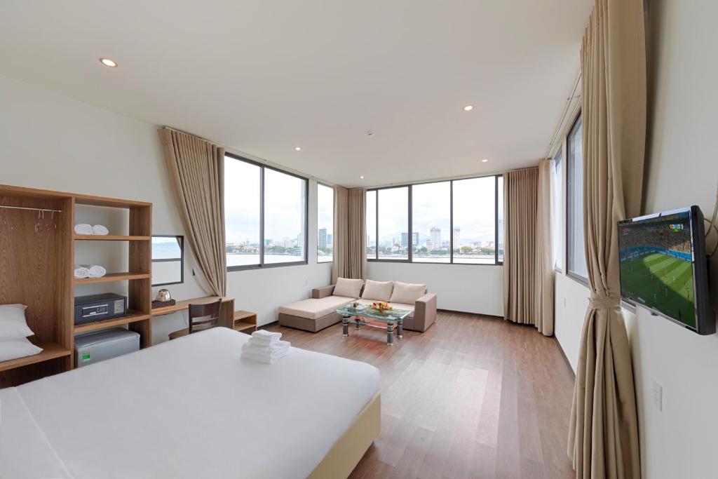 TV a/nebo společenská místnost v ubytování Vitalis Riverside Hotel