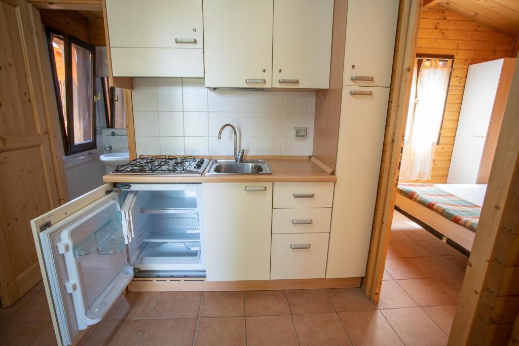 Kuchyň nebo kuchyňský kout v ubytování Camping Village Viareggio