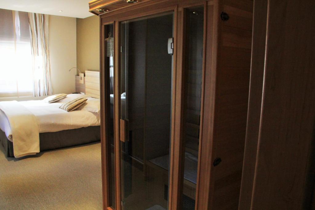 Postel nebo postele na pokoji v ubytování Hostellerie au Cygne