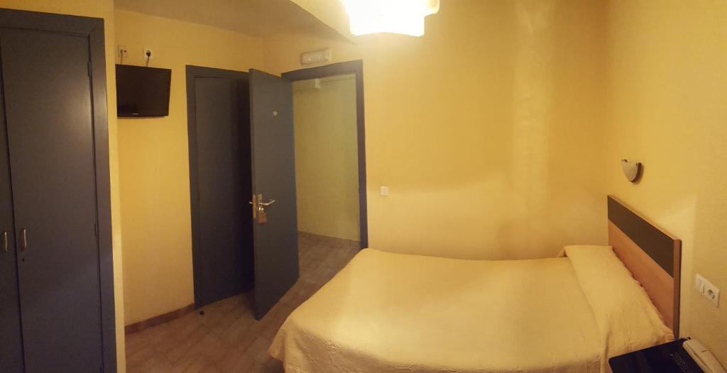 A bed or beds in a room at Hostal Guzman El Bueno by gaiarooms