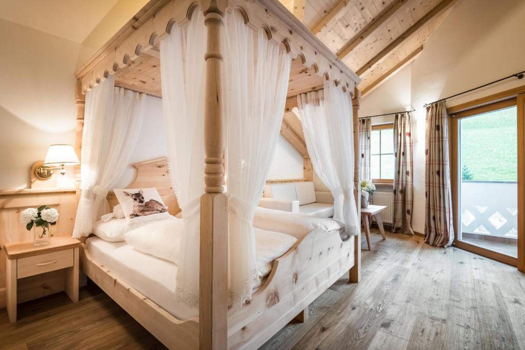 A bed or beds in a room at Alpenhotel Plaza