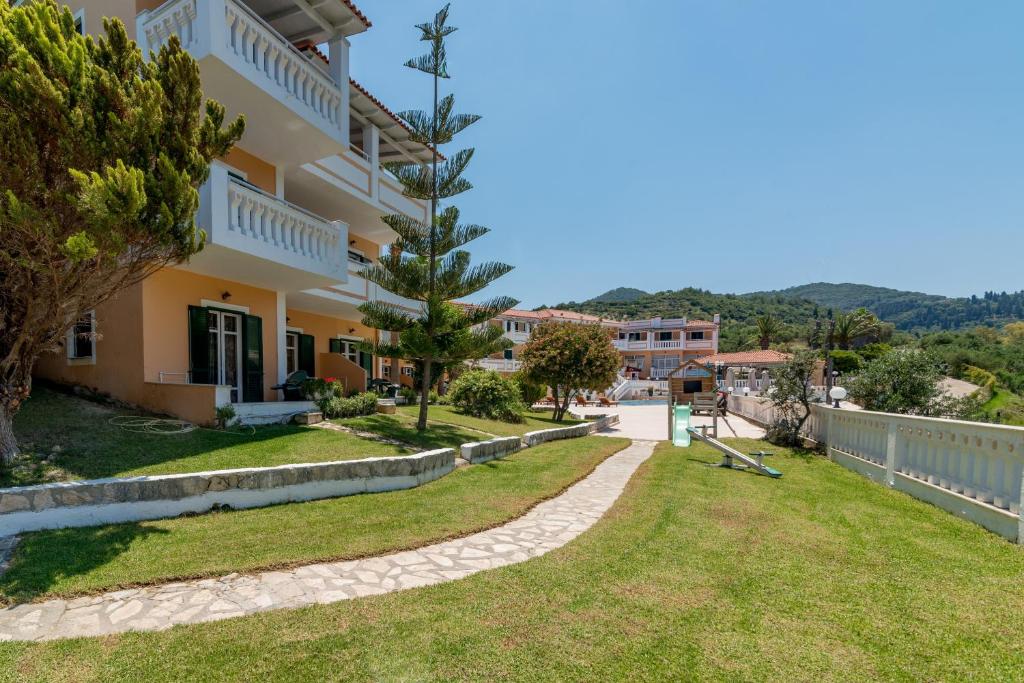 Nespecifikovaný výhled na hory nebo výhled na hory při pohledu z hotelu
