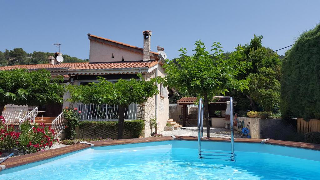 a swimming pool in front of a house at entre mer et verdon in Draguignan