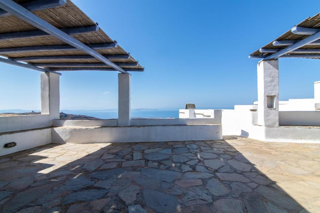 a view of the ocean from the roof of a house at Sylvia House in Arnados