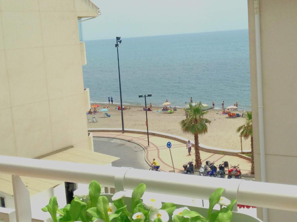 widok na plażę z balkonu budynku w obiekcie Seaview Fuengirola Apartment by JITKey w mieście Fuengirola