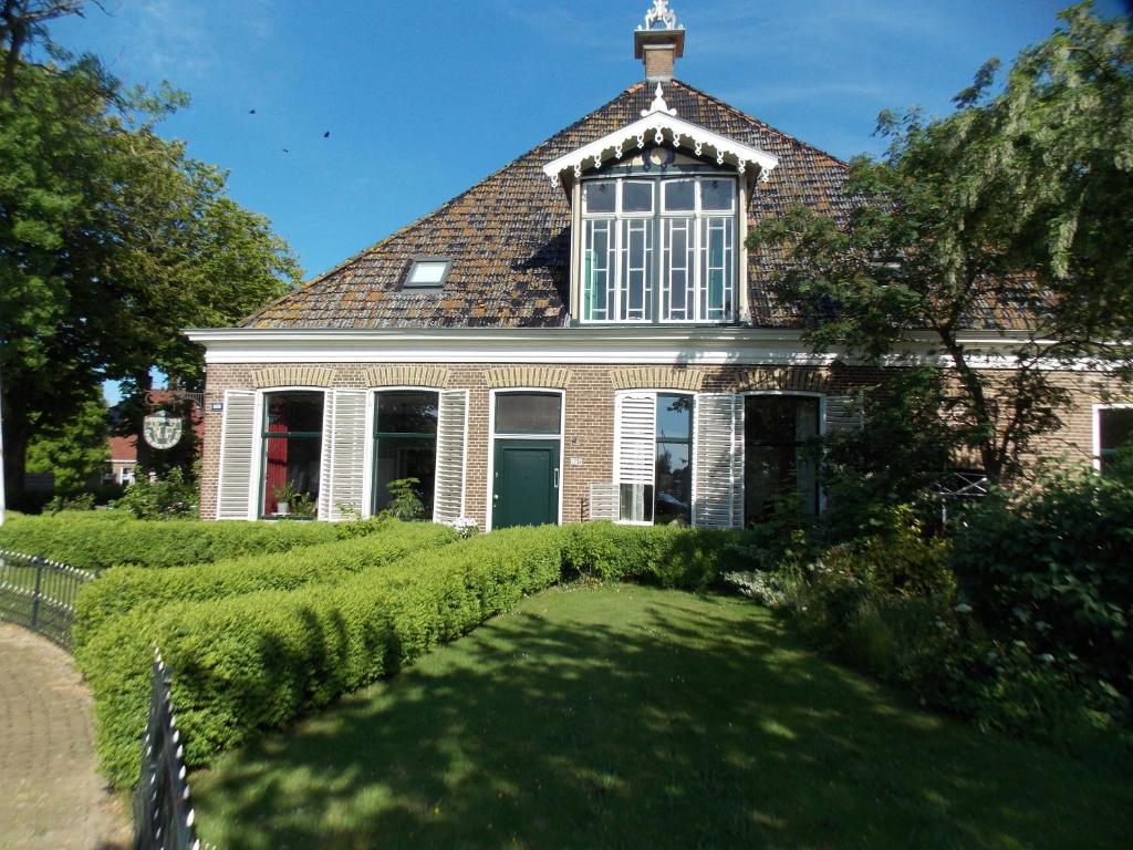 a house with a large window on top of it at opdehoekvandestal in Workum