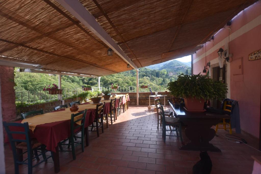 un restaurante con mesas y sillas en un patio en Agriturismo Locanda del Papa, en La Spezia