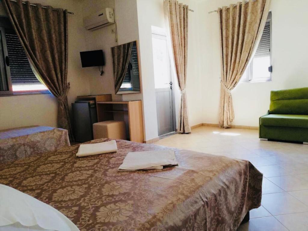 Postel nebo postele na pokoji v ubytování Ilion Hotel
