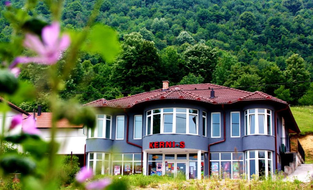 un edificio con un cartel de pañuelos en él en Apartments Window, en Bihać