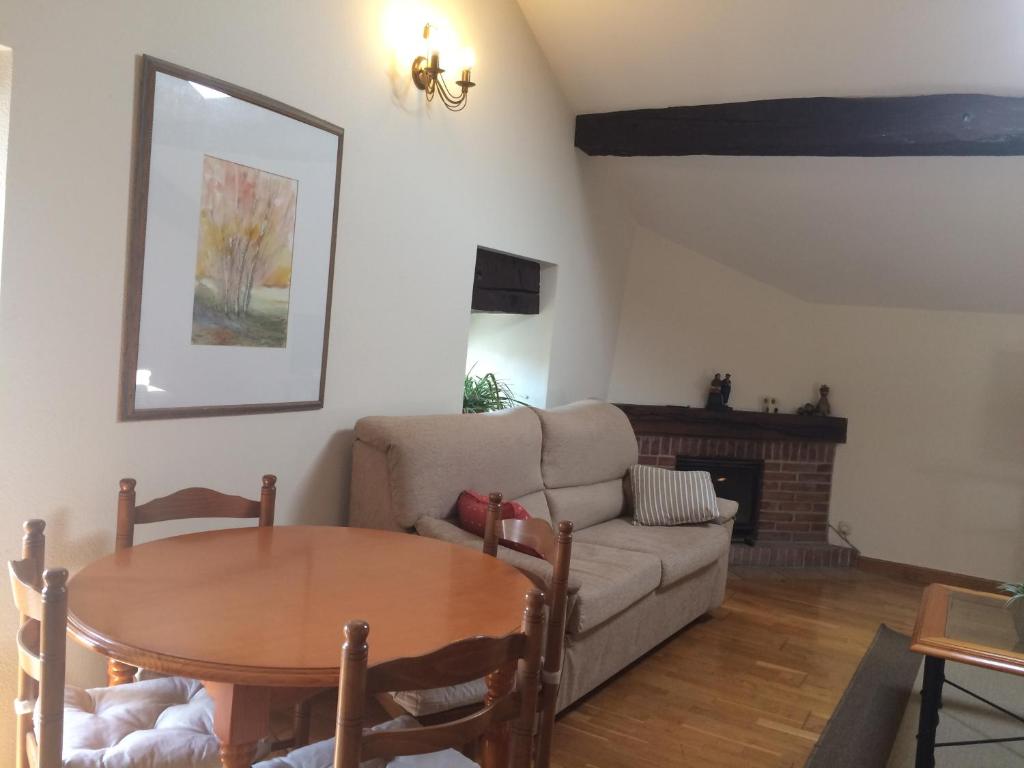 a living room with a couch and a table at La Posada Nueva in Viscarret-Guerendiáin