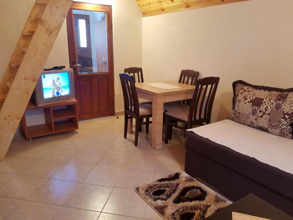TV a/nebo společenská místnost v ubytování Vikendica FILIP L