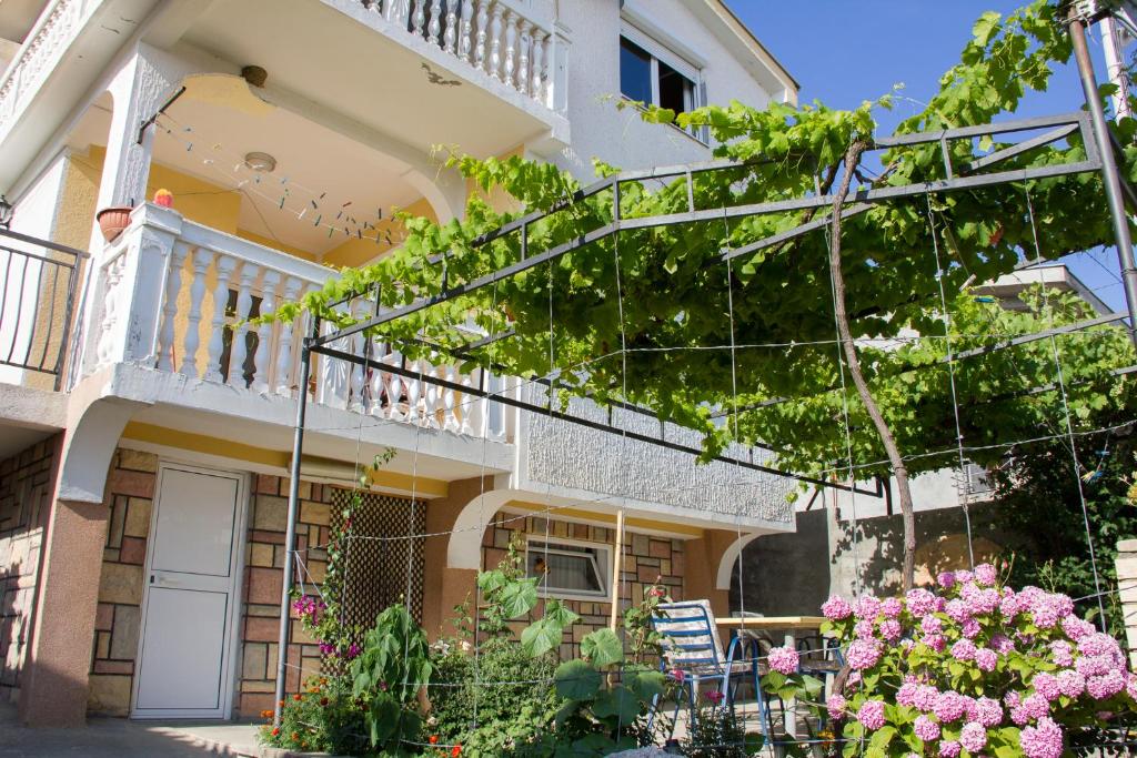 een huis met een balkon en bloemen ervoor bij Apartments Lux seaview in Bar