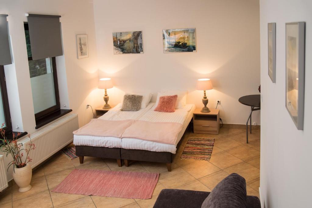 um quarto com uma cama, 2 candeeiros e um sofá em Za Rabą em Myślenice