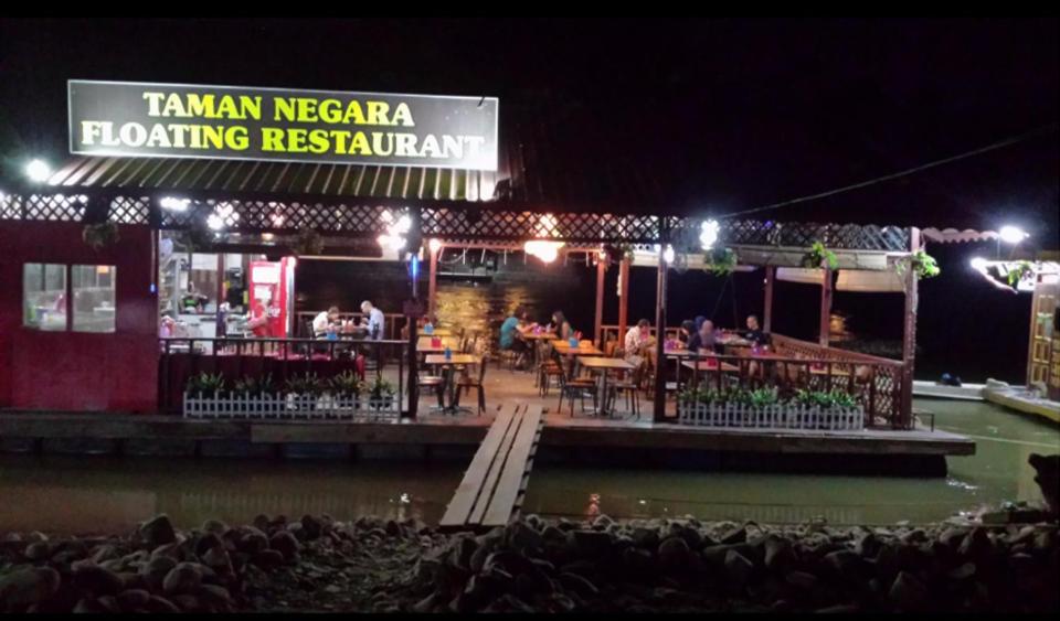 Restoran või mõni muu söögikoht majutusasutuses Taman Negara River View Lodge