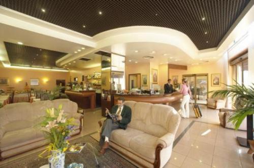 米蘭的住宿－瓦加娜酒店，坐在大堂沙发上的人