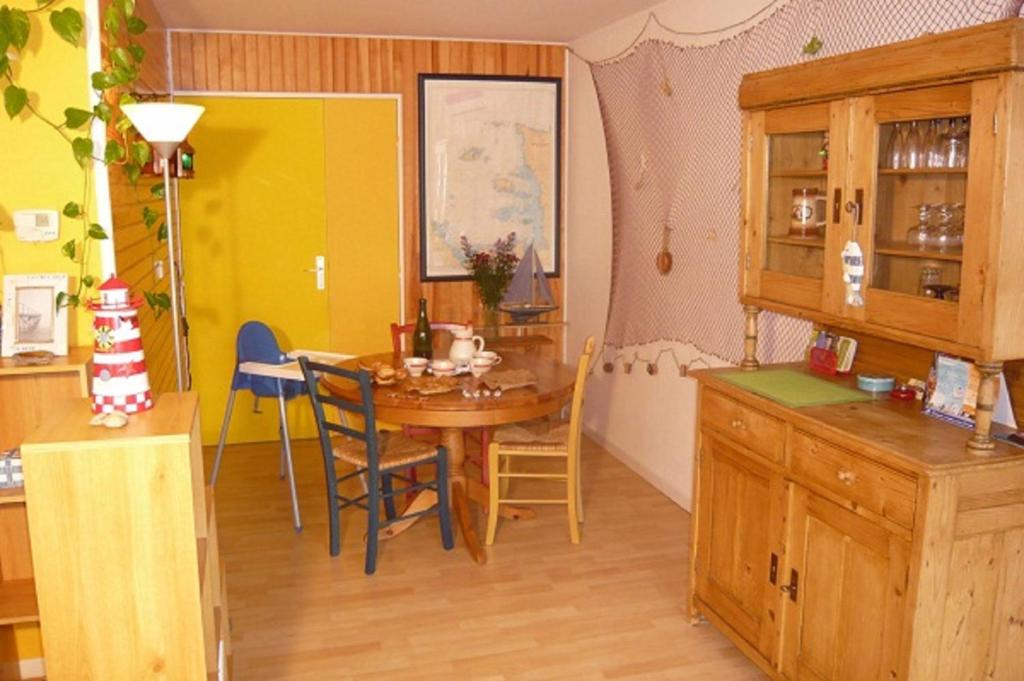 聖馬洛的住宿－樂康途公寓，一间厨房,里面配有桌椅
