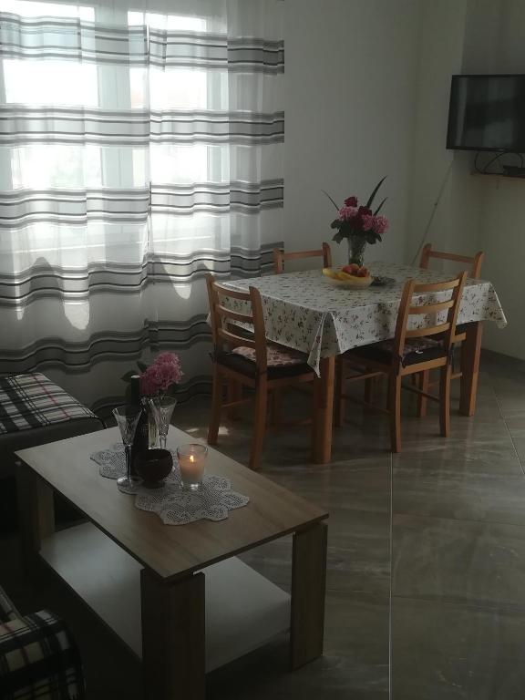 Posedenie v ubytovaní Apartmani Ivka