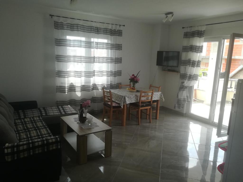 Televízia a/alebo spoločenská miestnosť v ubytovaní Apartmani Ivka