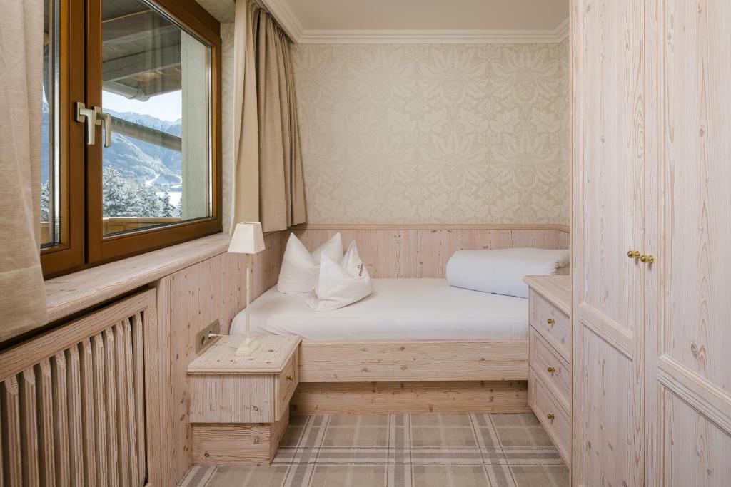 Postel nebo postele na pokoji v ubytování Wellnesshotel Cervosa