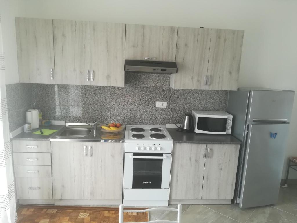 Kuchyňa alebo kuchynka v ubytovaní Apartmani Ivka