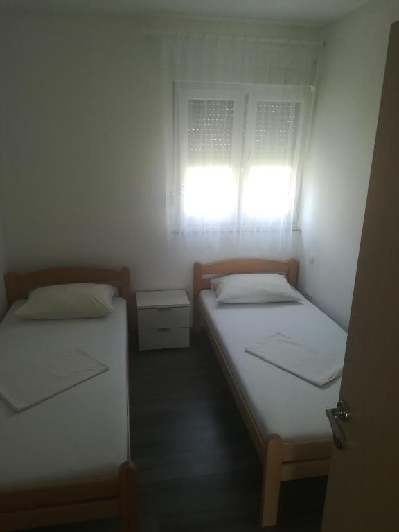 Posteľ alebo postele v izbe v ubytovaní Apartmani Ivka