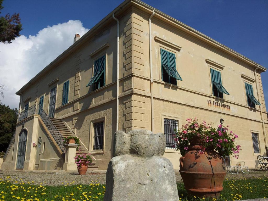 ein Gebäude mit einer Statue davor in der Unterkunft Apartment Oleandro in Rosignano Marittimo