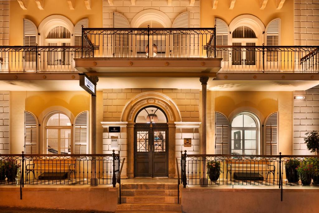 un condominio con porta e balconi di The Drisco Hotel Tel Aviv - Relais & Châteaux a Tel Aviv