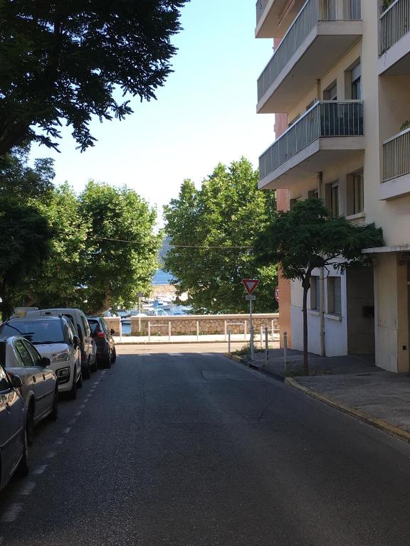 Gallery image of Le Goeland 3 ,balcon petite vue mer latérale au 3 eme étage sans ascenseur in Toulon