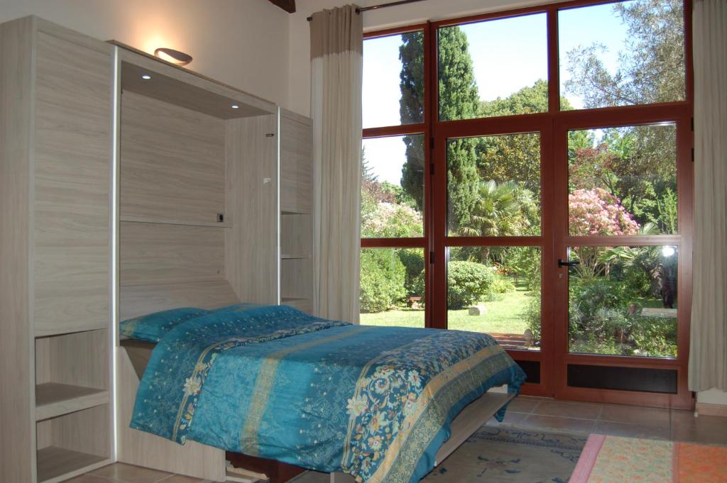Tempat tidur dalam kamar di Le Mas Ferrand