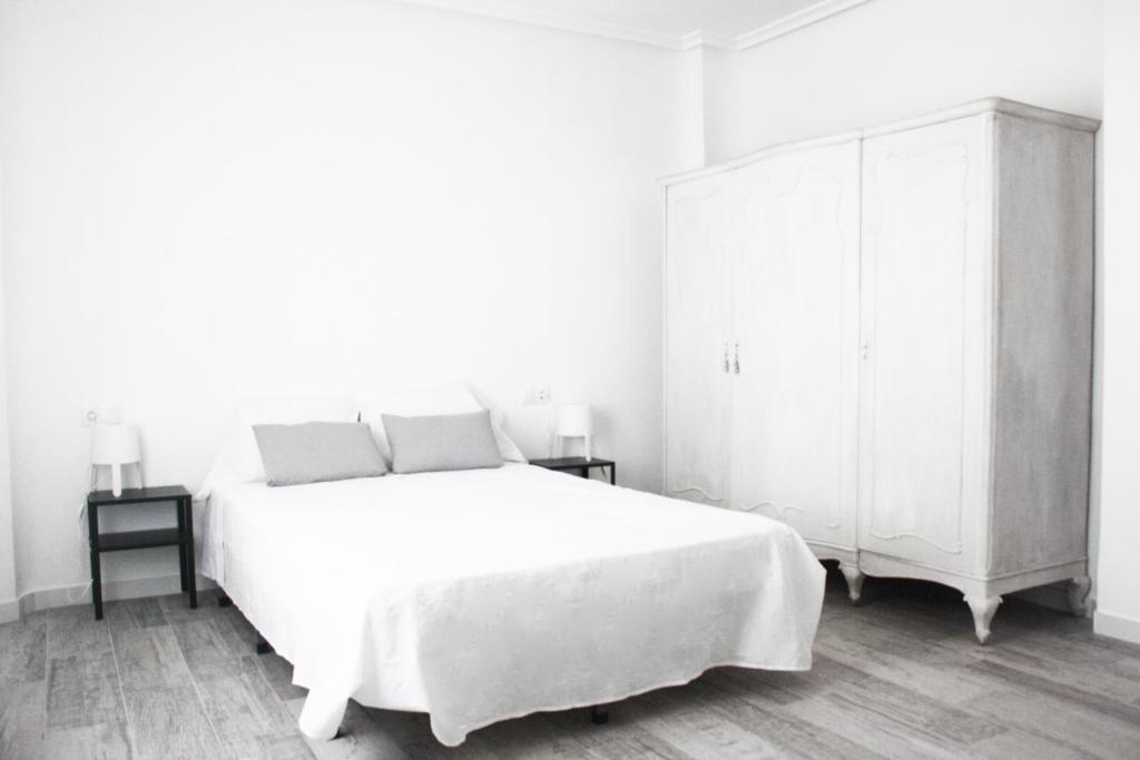 アリカンテにあるStay Plaza de Torosの白いベッドルーム(白いベッド1台、キャビネット付)