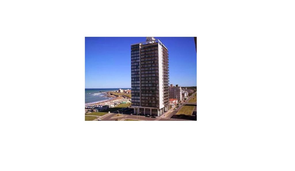 un edificio alto con vistas al océano en Edificio Playa Club en Miramar