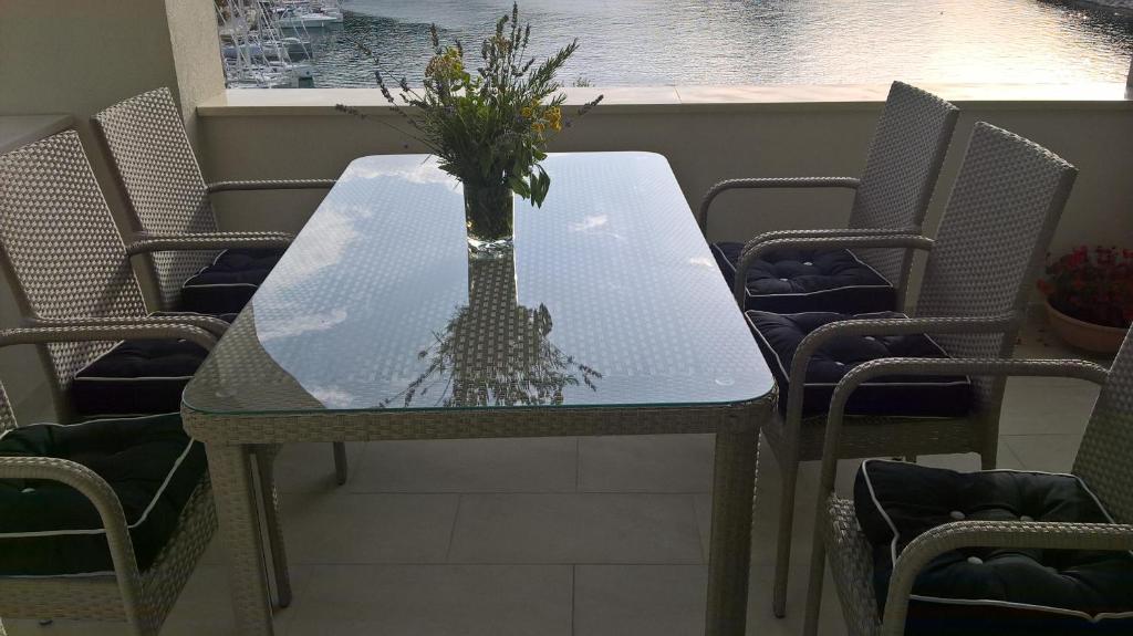 a table with a plant sitting on top of it at Apartman Zaklopatica in Lastovo