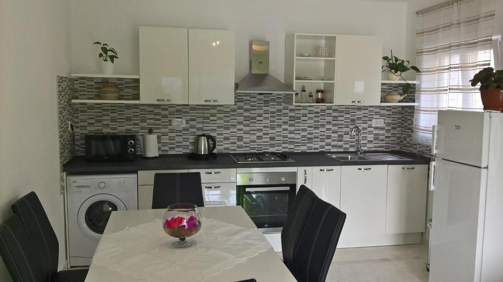 Kuchyňa alebo kuchynka v ubytovaní Apartman Zaklopatica