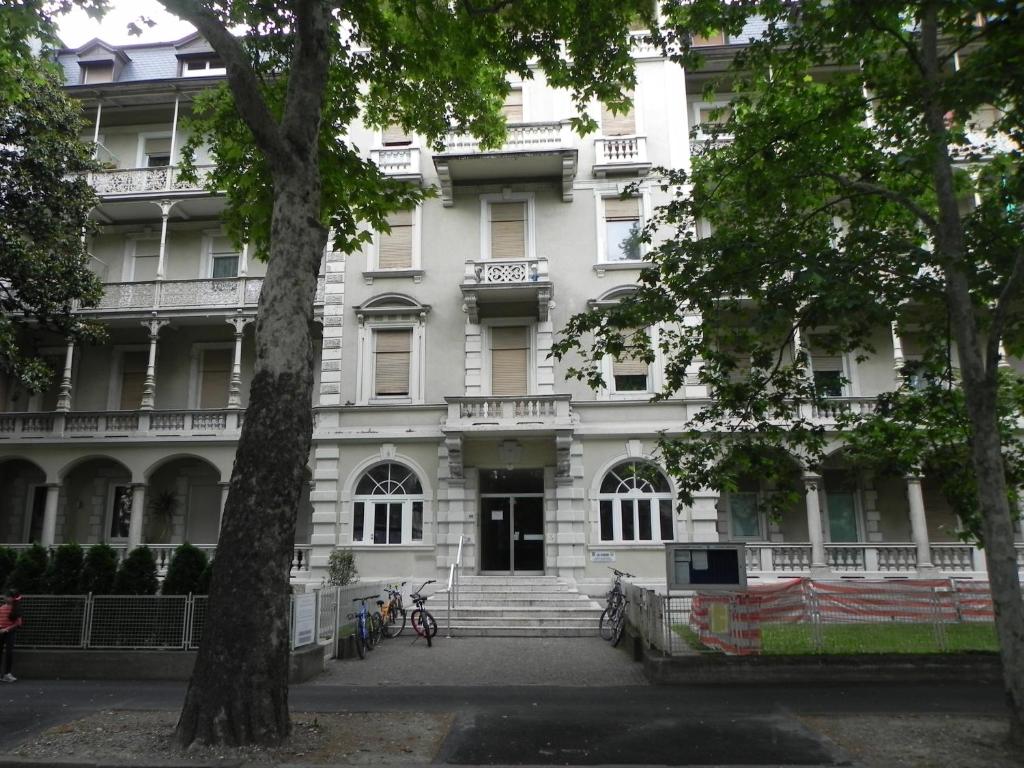 un edificio bianco con la porta d'ingresso di Casa Vacanze Monachy a Merano