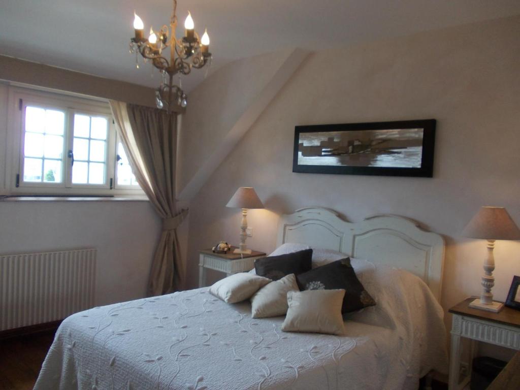 Un pat sau paturi într-o cameră la La Tourelle 22