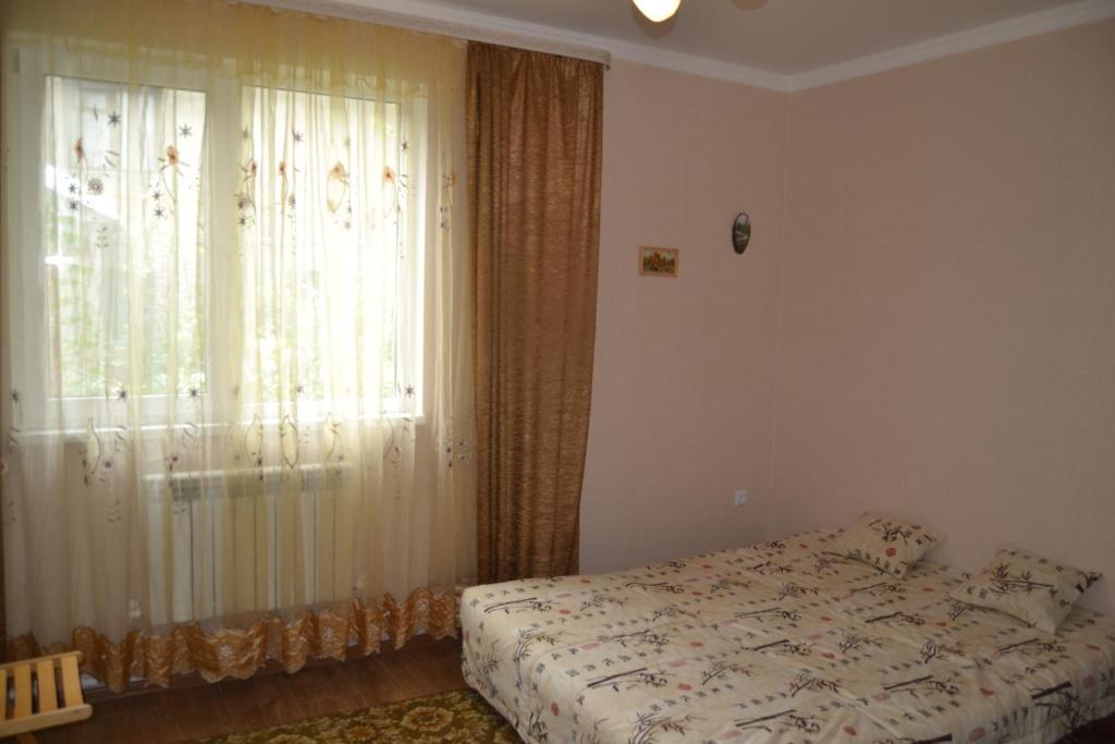 Postel nebo postele na pokoji v ubytování Дом в курортной зоне