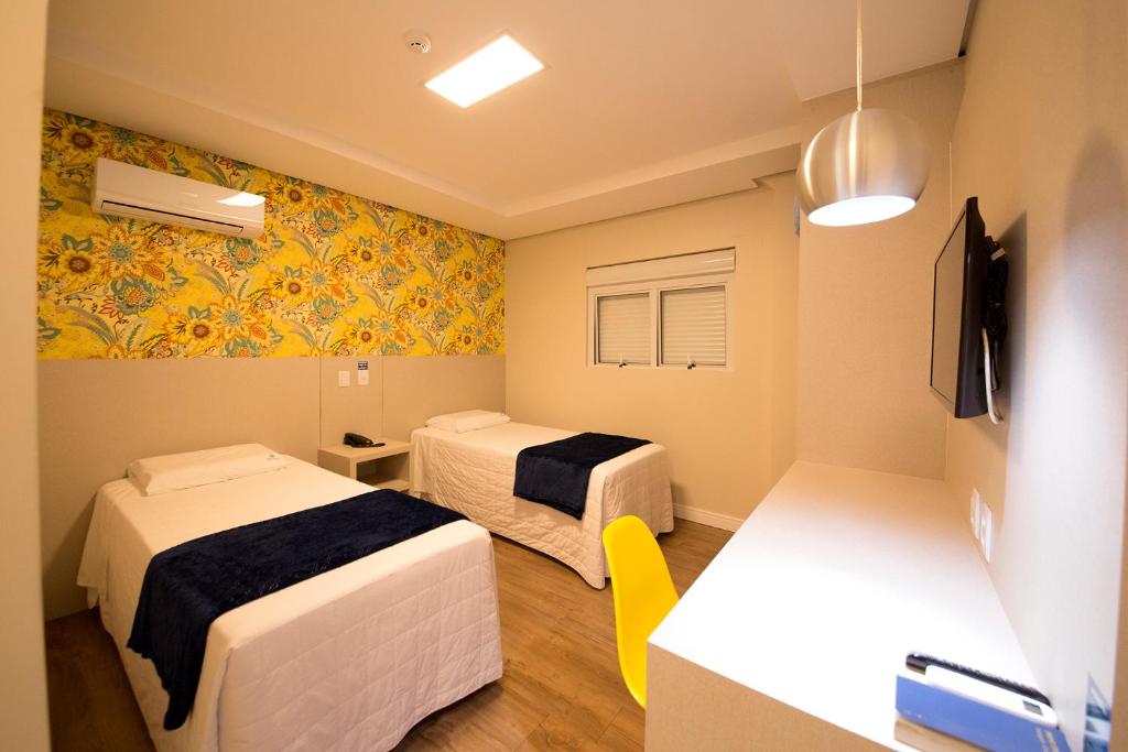 Postel nebo postele na pokoji v ubytování Hiber Hotel - Acesso a Chapecó