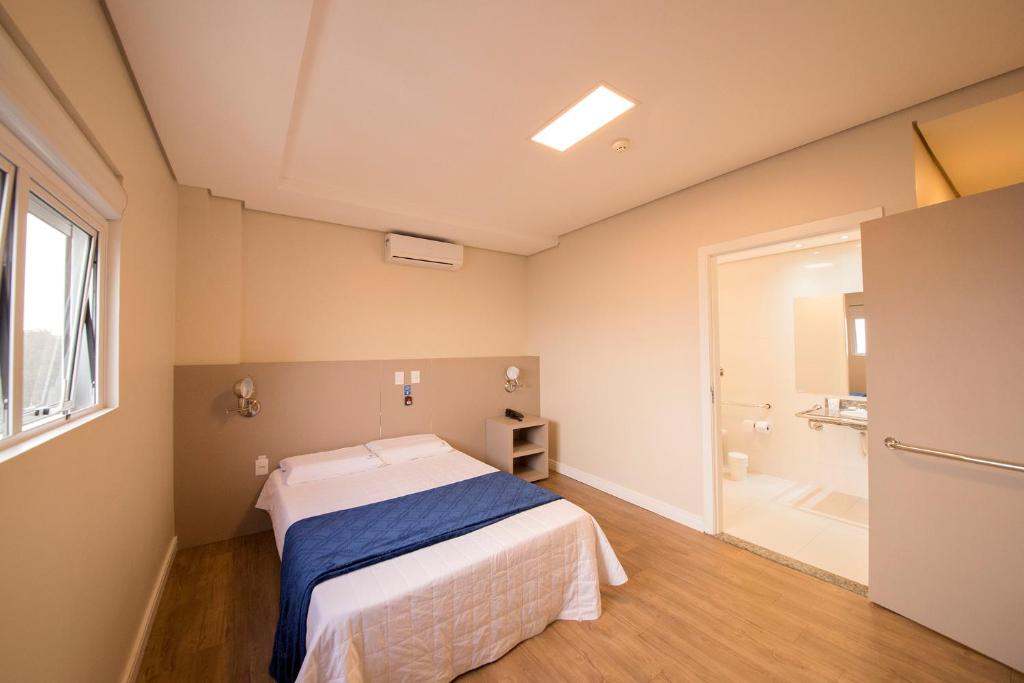 Postel nebo postele na pokoji v ubytování Hiber Hotel - Acesso a Chapecó