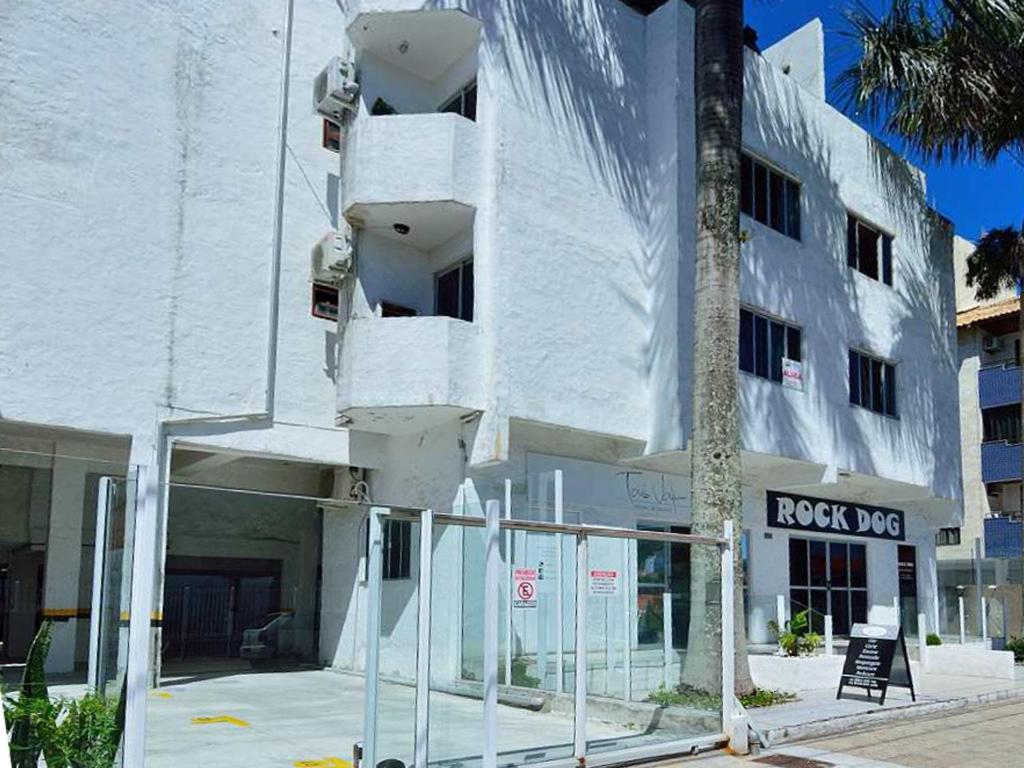 un edificio blanco con un balcón en el lateral. en Condominio Galeao, en Florianópolis