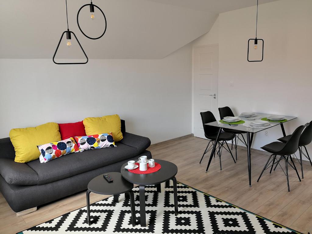 - un salon avec un canapé et une table dans l'établissement Green Garden Plus Apartman, à Budapest