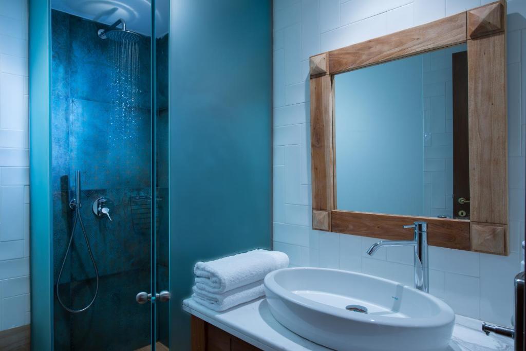 Ванна кімната в Anesis Blue Boutique Hotel