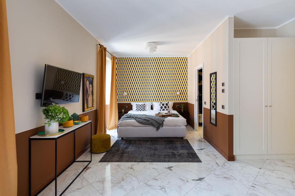 ein Schlafzimmer mit einem Bett und einem TV in einem Zimmer in der Unterkunft Zebra Naviglio in Mailand