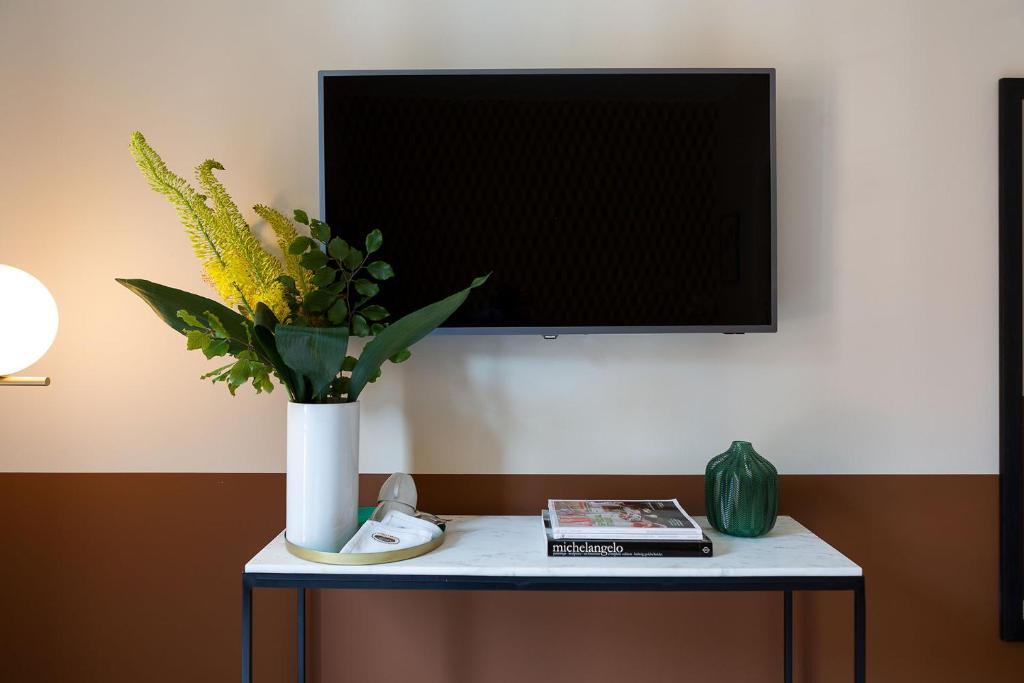 A television and/or entertainment centre at Zebra Naviglio