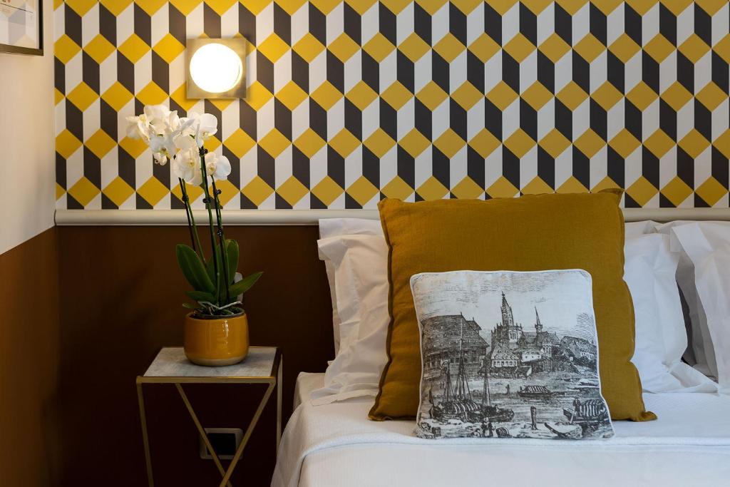 A bed or beds in a room at Zebra Naviglio