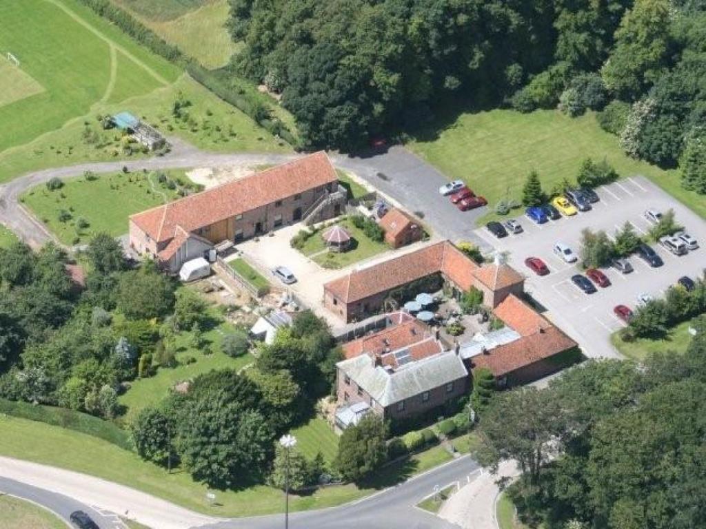 uma vista aérea de um edifício com estacionamento em Wolds Village Hotel em Bainton