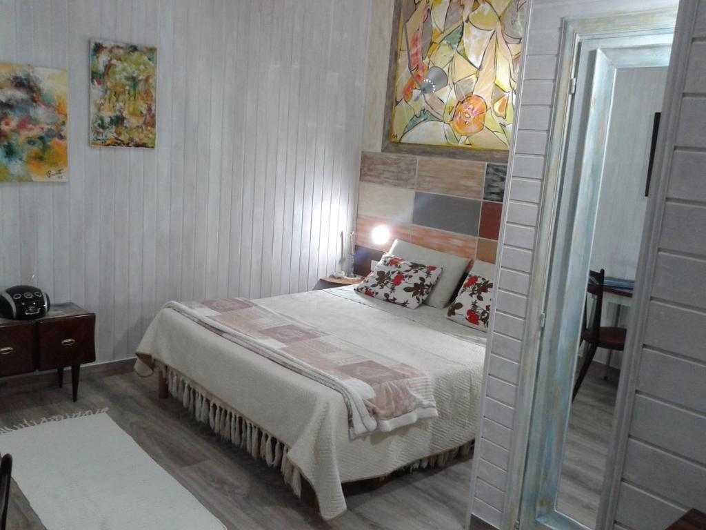 1 dormitorio con cama y vidriera en La Casetta Di Anna en Castel Lagopesole