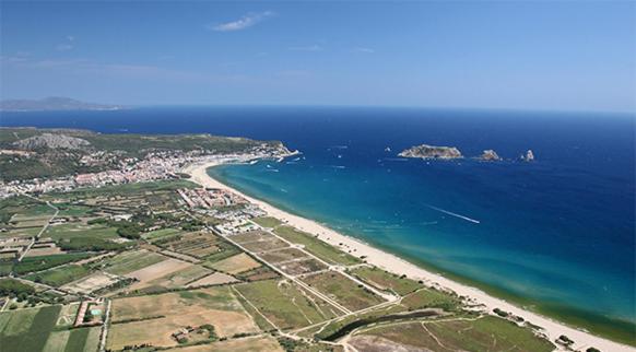 una vista aérea de la playa y del océano en Ca l'Estrella II L'Estartit, en L'Estartit